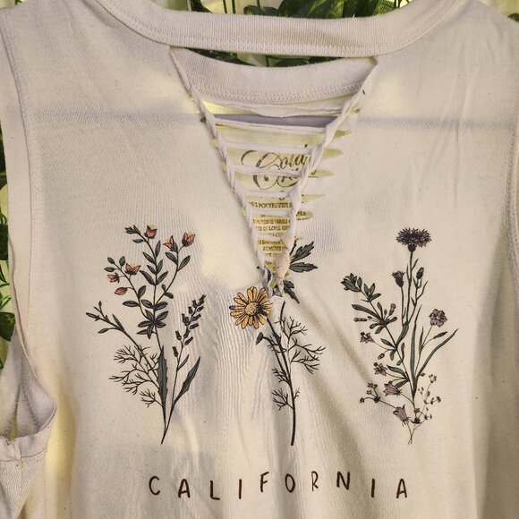 cream top with flowers - Picture 2 of 4